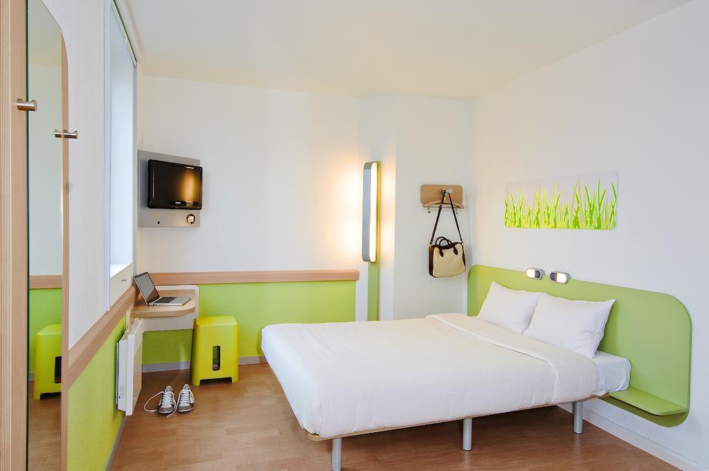 Ibis Budget Givet Zewnętrze zdjęcie