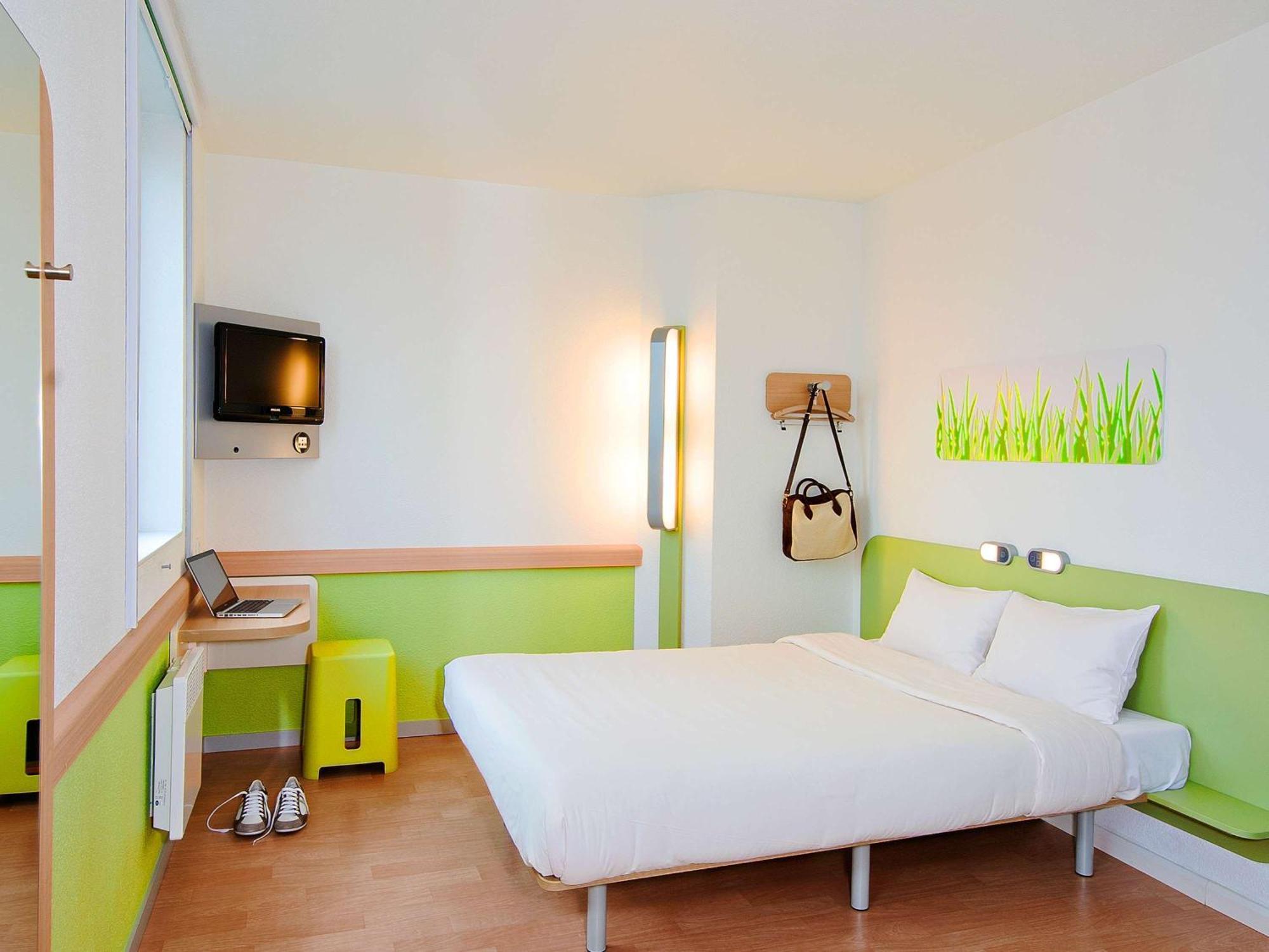 Ibis Budget Givet Zewnętrze zdjęcie