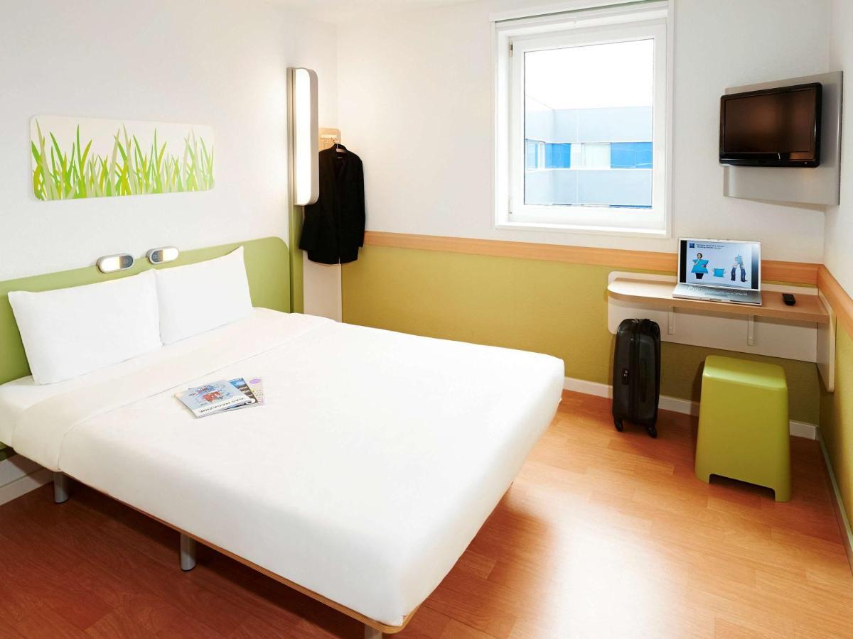 Ibis Budget Givet Zewnętrze zdjęcie