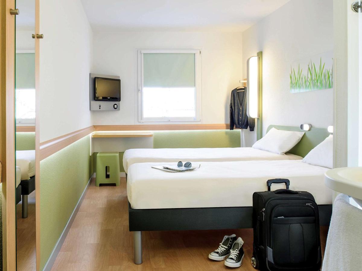 Ibis Budget Givet Zewnętrze zdjęcie